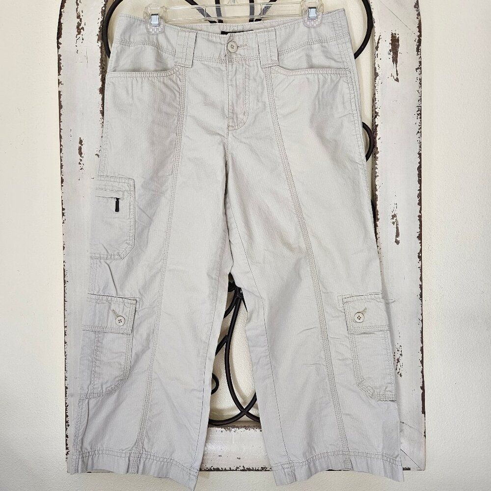 Eddie Bauer Lite Khaki cargo Capri pants Women`s zip closure Size 4